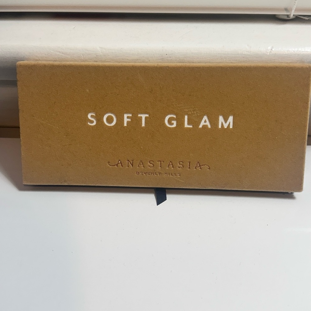 Anastasia Beverly Hills Soft Glam Palette in Tan